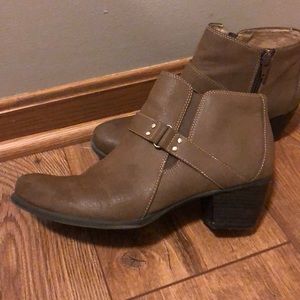 Naturalizer boots size 9